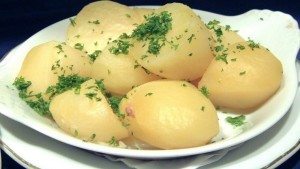 варёный молодой картофель