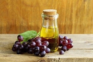 как применять масло виноградной косточки, чем полезно масло виноградной косточки, польза виноградного масла, маски с виноградным маслом, лечебные свойства виноградного масла