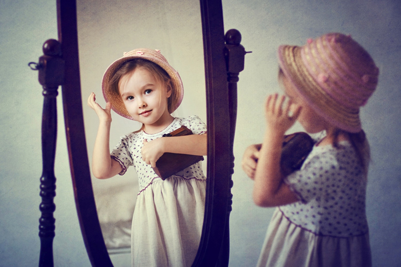 Смуглая малышка Chrystyn красуется перед зеркалом