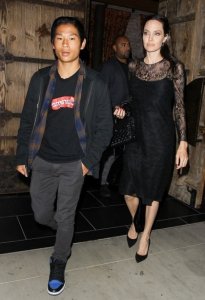 Анджелина Джоли отправилась на ужин с 13-летним сыном