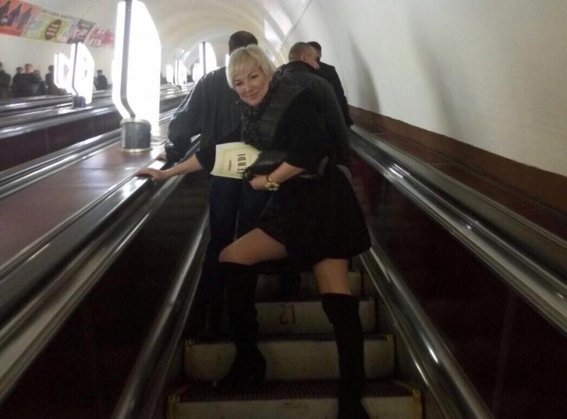Максакова в откровенном наряде прокатилась в метро Киева