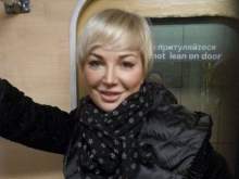 Максакова в откровенном наряде прокатилась в метро Киева