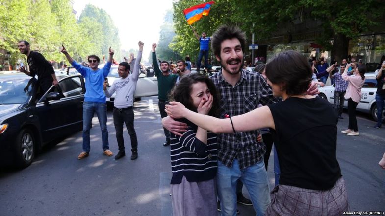 В Армении празднуют отставку премьер-министра. Онлайн-трансляция