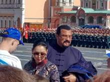 Стивен Сигал побывал на Параде Победы в Москве