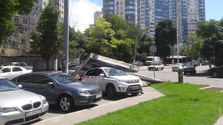 В Одессе огромный рекламный щит упал на легковой автомобиль