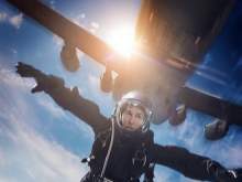 В Сети появилось видео рискованного прыжка Тома Круза с парашютом