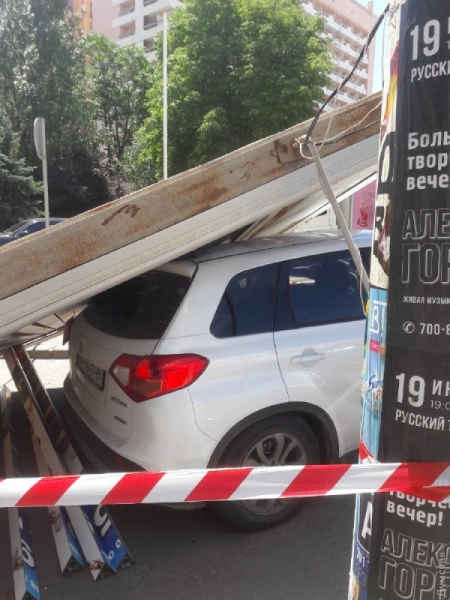 В Одессе огромный рекламный щит упал на легковой автомобиль