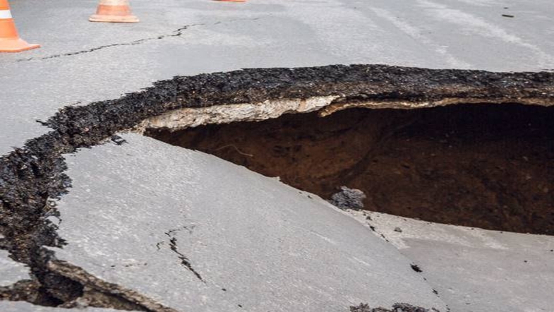 В центре Киева посреди дороги провалился асфальт и образовался кратер. Видео
