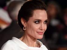 Анджелина Джоли весит 35 кг и находится на грани истощения