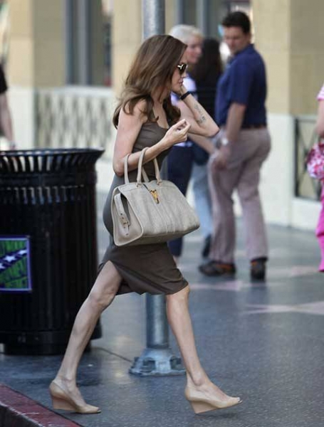 Анджелина Джоли весит 35 кг и находится на грани истощения