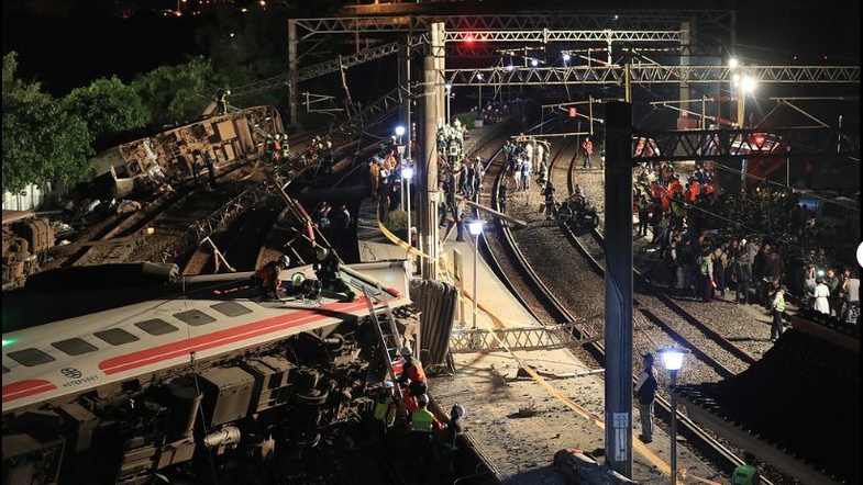 Крушение поезда на Тайване - количество погибших стремительно растет (ФОТО)