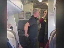 Лидер "Чайфа" Шахрин заступился за пассажиров самолета, умирающих от жары