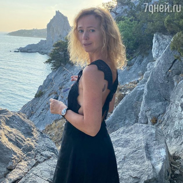 Елена Захарова сверкнула сокровенным в вырезе платья