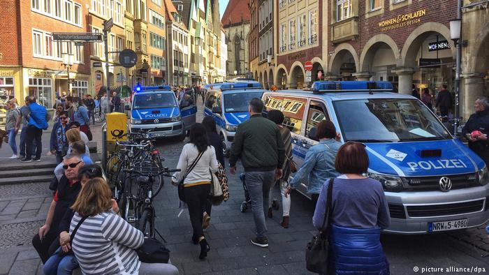 В Германии автомобиль протаранил толпу людей
