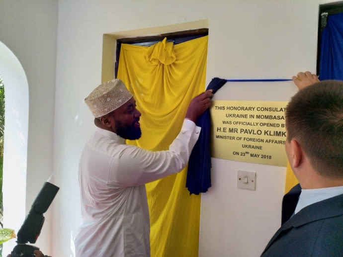 "Желто-голубая Момбаса": на юге Кении открыли консульство Украины