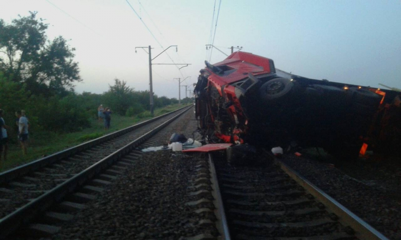 В Новомосковске грузовик упал с моста на железнодорожные пути