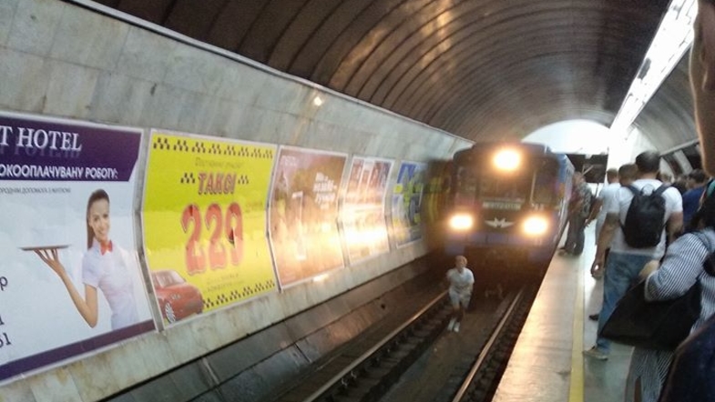 В Киеве подростки прыгнули под колеса поезда метро. Фото