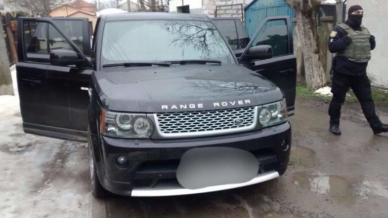 В Киеве неизвестные в масках избили девушку в Range Rover