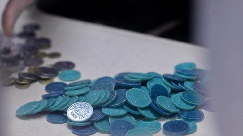 В киевское метро мужчина принес на обмен 2300 старых жетонов