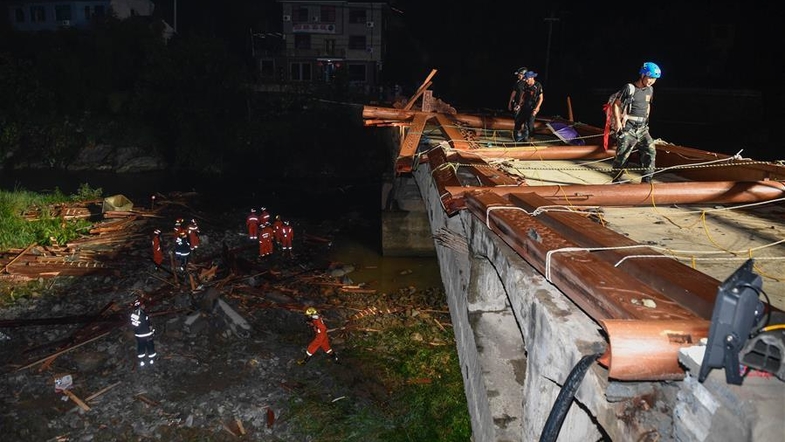 В Китае обрушился мост, погибли люди