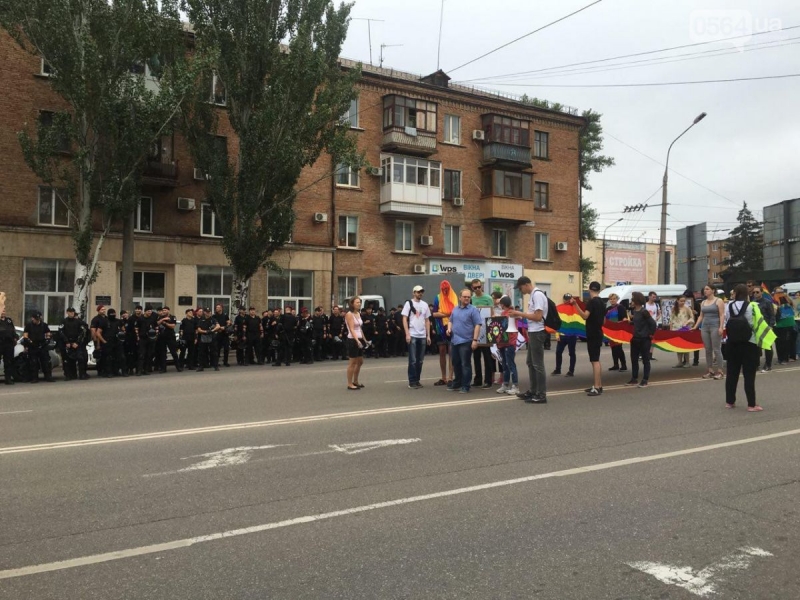 Сорок участников ЛГБТ-марша в Кривом Роге охраняла тысяча полицейских. Фото, видео