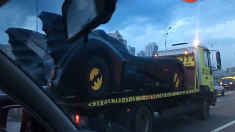На парад? - настоящий автомобиль Бэтмена на еврономерах возили по Киеву (ФОТО)