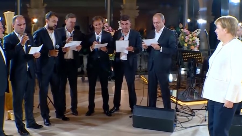 Ангела Меркель в Грузии спела с хором свою любимую песню (ВИДЕО)