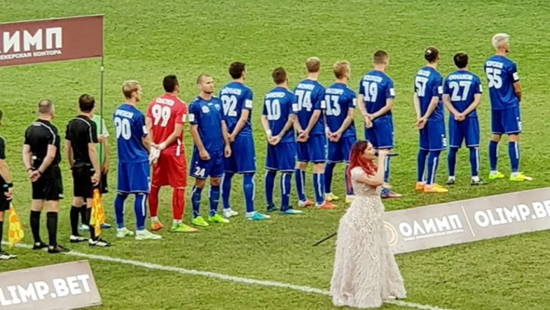 Украинский футболист отвернулся от флага России во время гимна перед матчем