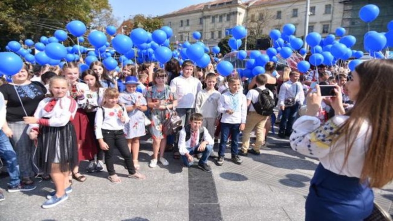 "Живая" карта Украины и много шаров - как День Независимости празднуют во Львове (ВИДЕО)