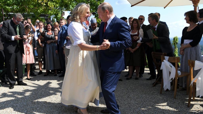 Путин станцевал с главой МИД Австрии на ее свадьбе. Видео