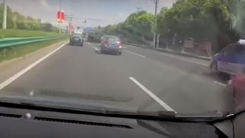 Жительница Китая случайно засняла на видеорегистратор взрыв iPhone в автомобиле