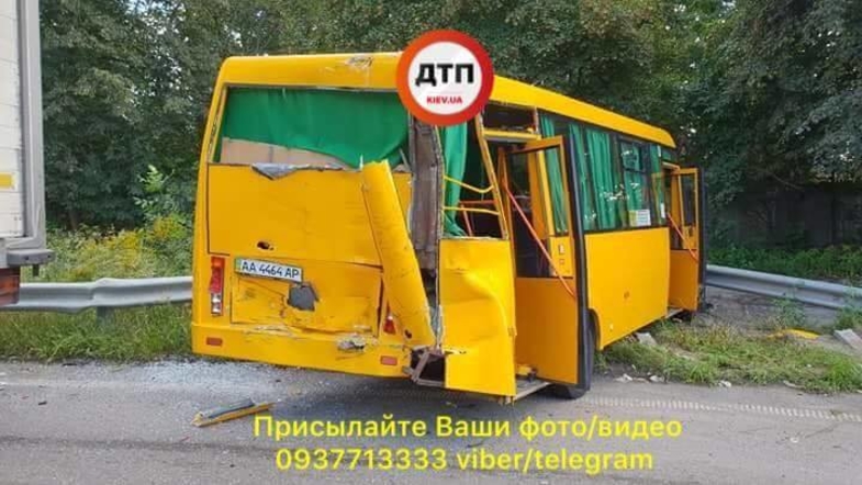 В Киеве грузовик протаранил маршрутку, пострадали люди