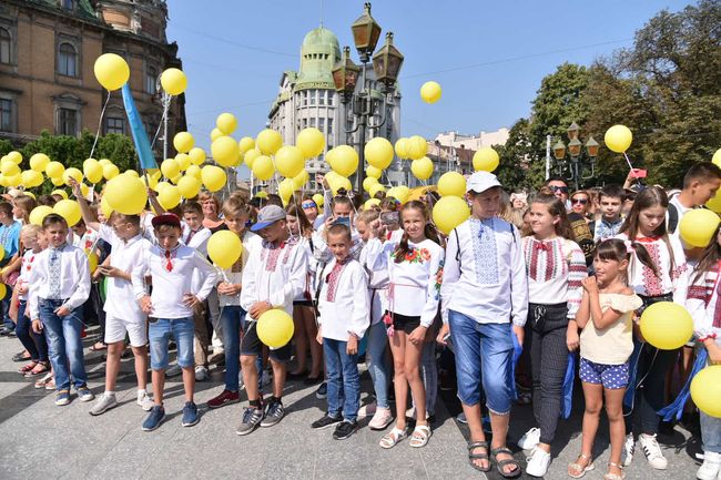 "Живая" карта Украины и много шаров - как День Независимости празднуют во Львове (ВИДЕО)