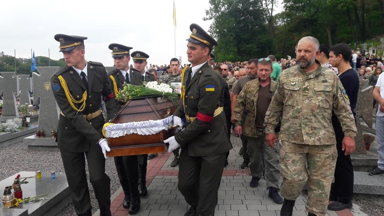 Дракой и топором в гробу провели в последний путь украинского военного (ВИДЕО)