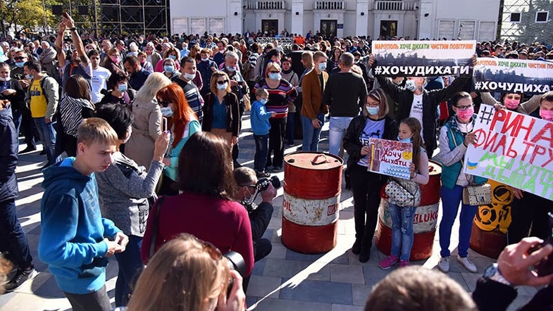 В Мариуполе тысячи людей вышли на экологический митинг (ФОТО)