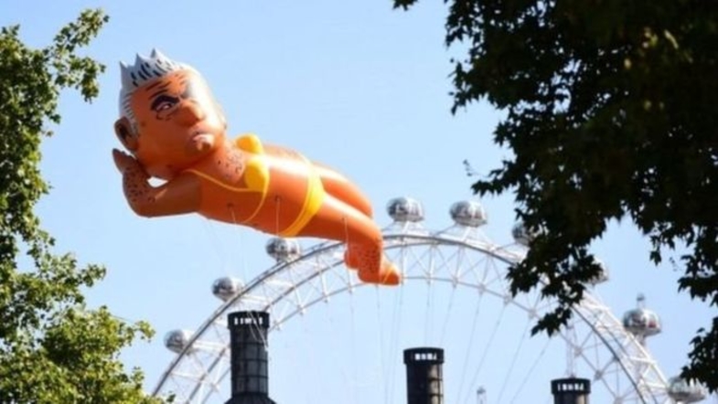 Гигантская надувная кукла, изображающая мэра Лондона в бикини, пролетела над британской столицей (ФОТО)