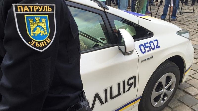 Во Львове агрессивная женщина наехала на полицейского (ВИДЕО)
