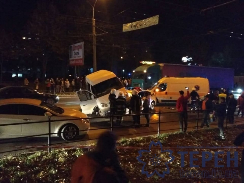 В Тернополе автобус раздавил полицейское авто (ФОТО, ВИДЕО)