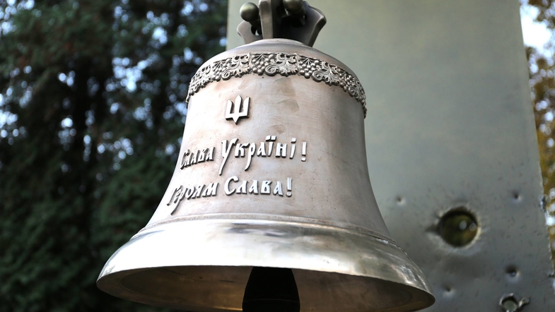 В Киеве впервые прозвенел колокол по погибшему солдату на Донбассе