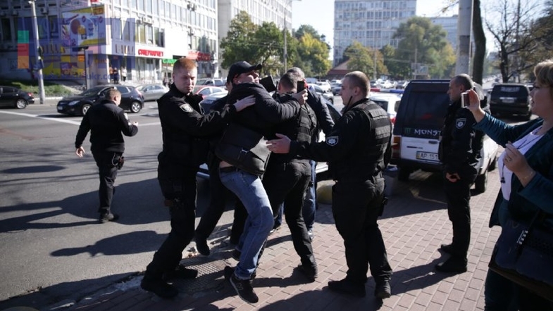 Под Апелляционным судом Киева полиция без объяснения причин задержала сторонника Нагорного