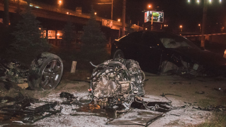 В Киеве авто слетело с моста и развалилось на части (ФОТО)