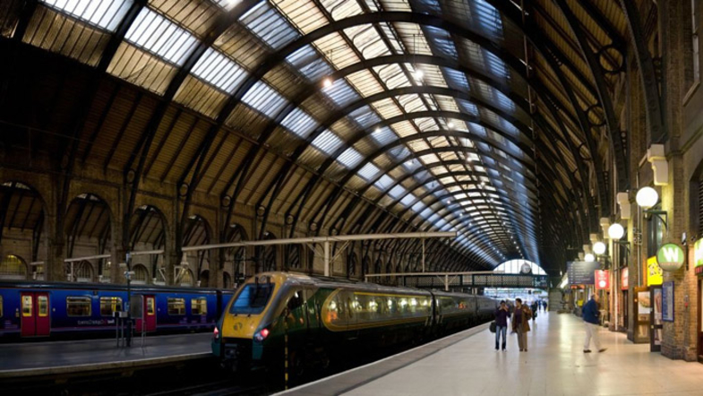 В Великобритании задержали мужчину, который сталкивал пассажиров под поезд (ВИДЕО)