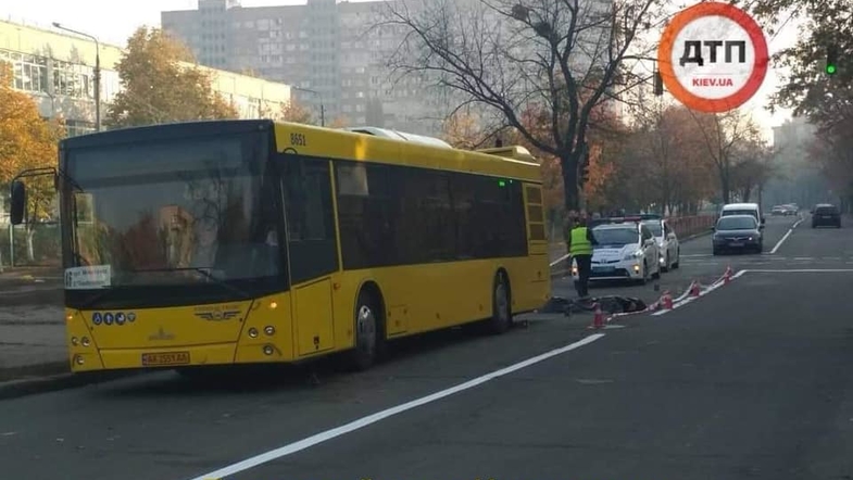 Смертельное ДТП на Воскресенке - мужчину толкнули под автобус