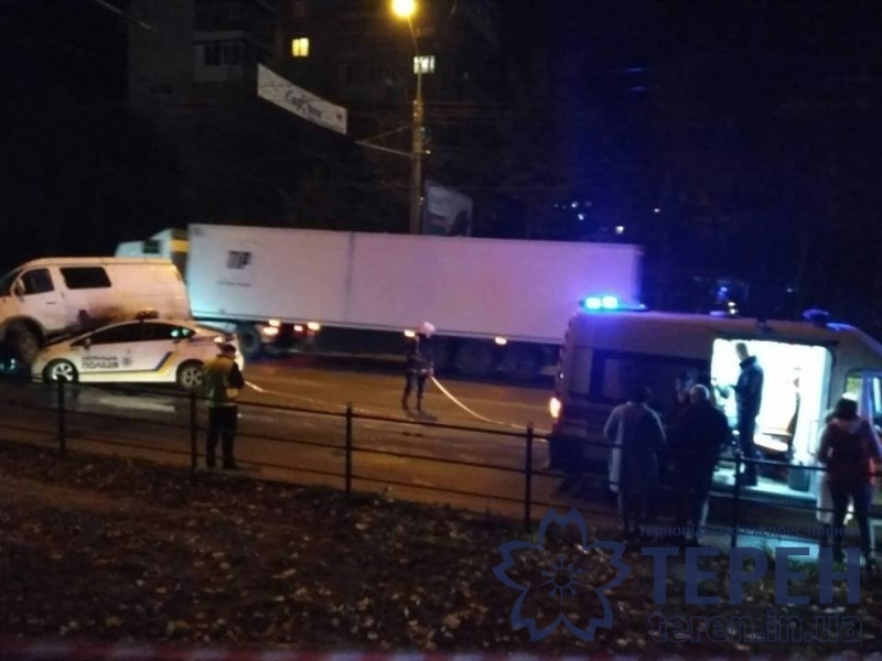 В Тернополе автобус раздавил полицейское авто (ФОТО, ВИДЕО)