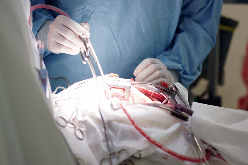 В Украине провели уникальную операцию: сердце пациента остановили на час