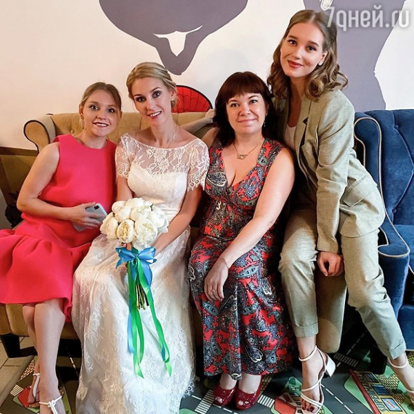 «Очаровательная невеста»: Асмус показала свадебное фото с сестрами