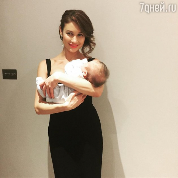 «Люблю все больше»: Куриленко снялась с новорожденным на руках 