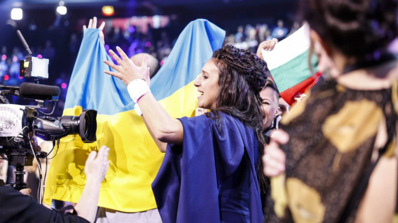 Победительница Евровидения Джамала снялась в топе с глубоким декольте