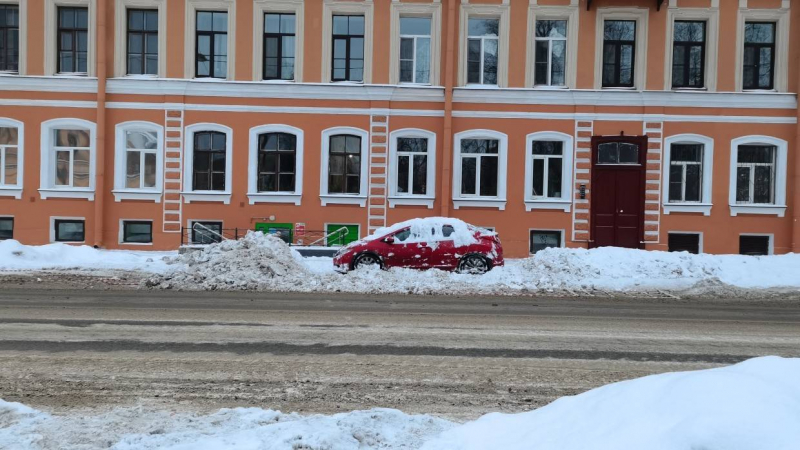 Авария на обледенелой дороге заблокировала движение на улице Фаворского в Петербурге